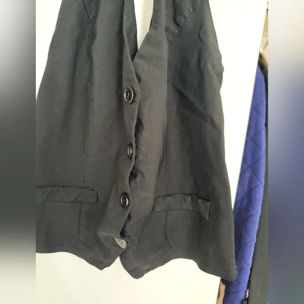CUTE BLACK VEST - Picture 2 of 4